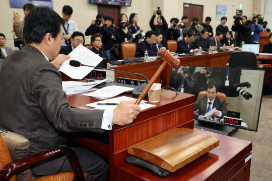 7일 오전 서울 여의도 국회에서 열린 '윤석열 정부의 비상계엄 선포를 통한 내란 혐의 진상규명 국정조사특별위원회' 회의에서 위원장인 안규백 더불어민주당 의원이 의사봉을 두드리고 있다.<연합뉴스 사진>